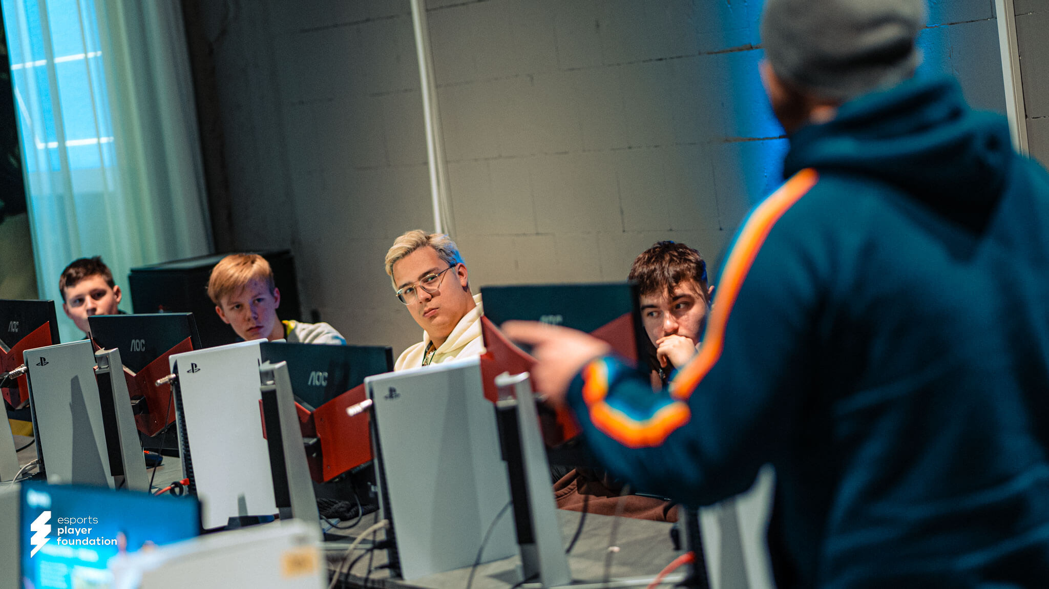 Ausschnitt des Talentcamps 2023 der Esports Academy NRW - im Rahmen der Länderförderung wurden unter anderem FIFA Talente in Räumlichkeiten des XPERIONS Köln gecoached