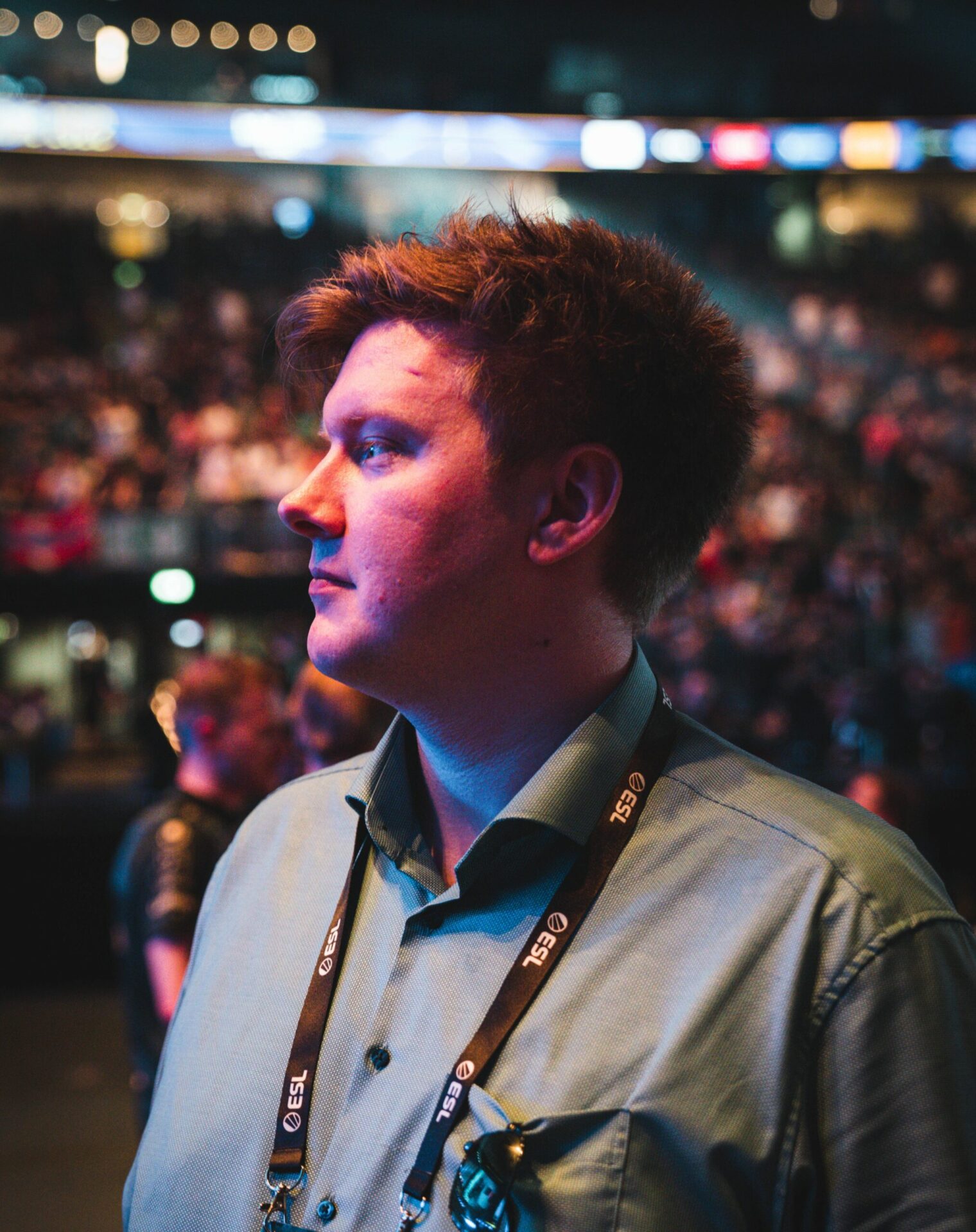 Jan Engelmann in einer Nahaufnahme - Im Hintergrund erkennt man die Menschenmasse, der IEM Cologne, einem Esports Turnier