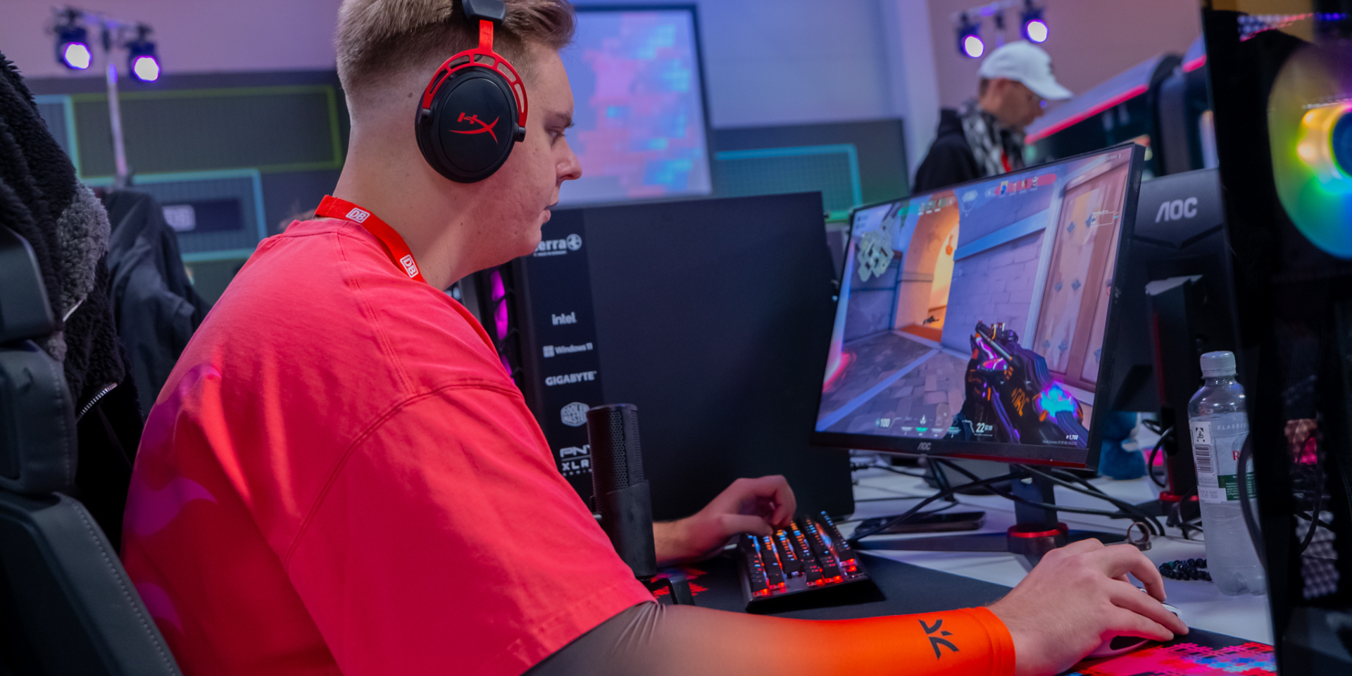 DB Esports Stipendiat Benedikt Adam DB Esports Stipendiat Benedikt Adam spielt Valorant während des DB Esports Summit - Er sitzt auf einem Gaming Chair und schaut nach vorne auf einen Bildschirm.