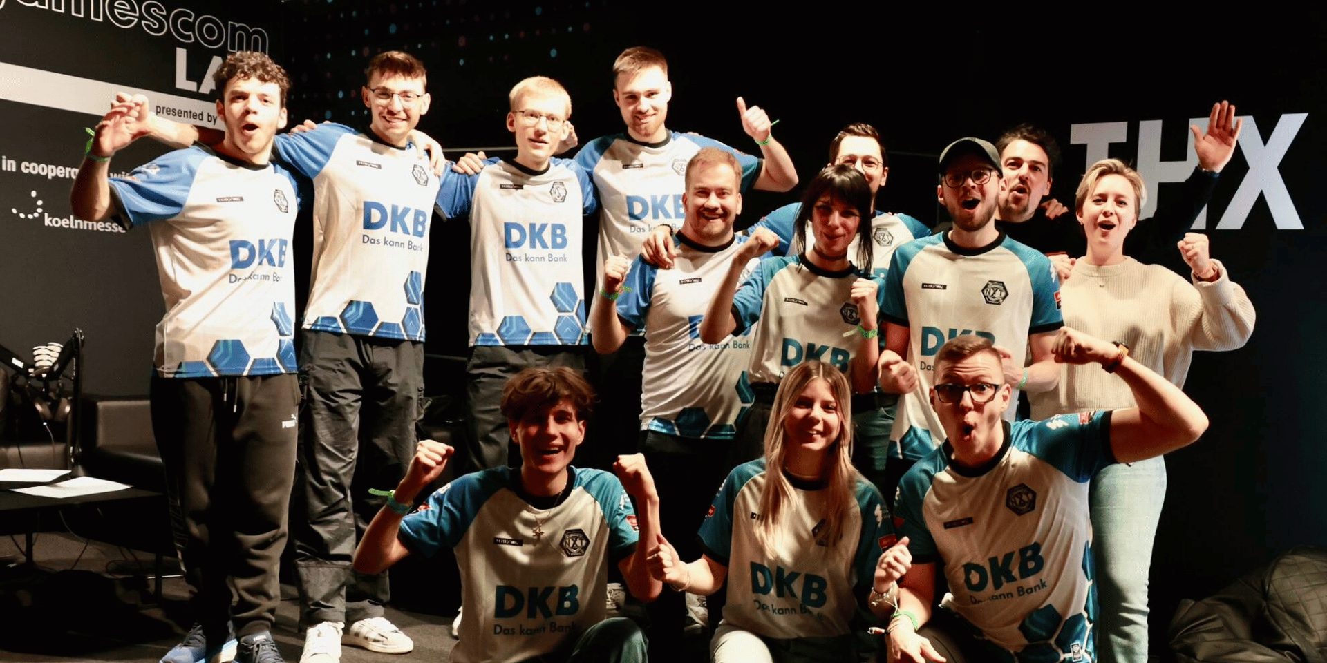 Zu sehen sind die League of Legends Spieler von DKB XPERION NXT, sie tragen blau weiße Trikots mit den Logos der Deutschen Kreditbank und von XPERION NXT.