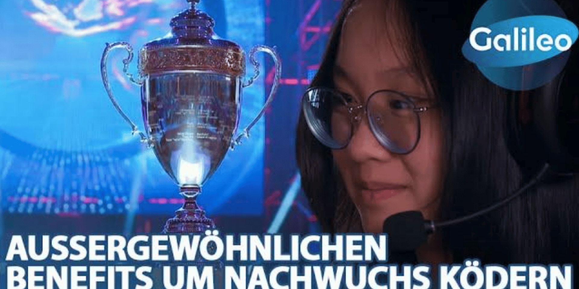 Deutsche Bahn Esports Galilio Beitrag Minh Thu Pham Thumbnail eines Videos des Wissenschaftsformats Galilio bekannt aus Pro7 Sat. 1 Media. Lächelnde Esports Spielerin und Deutsche Bahn Esports Ausbildende Minh Thu Pham, daneben ein Bild eines Valorant Esports Pokals und das Logo des Galilio Fernsehformats.