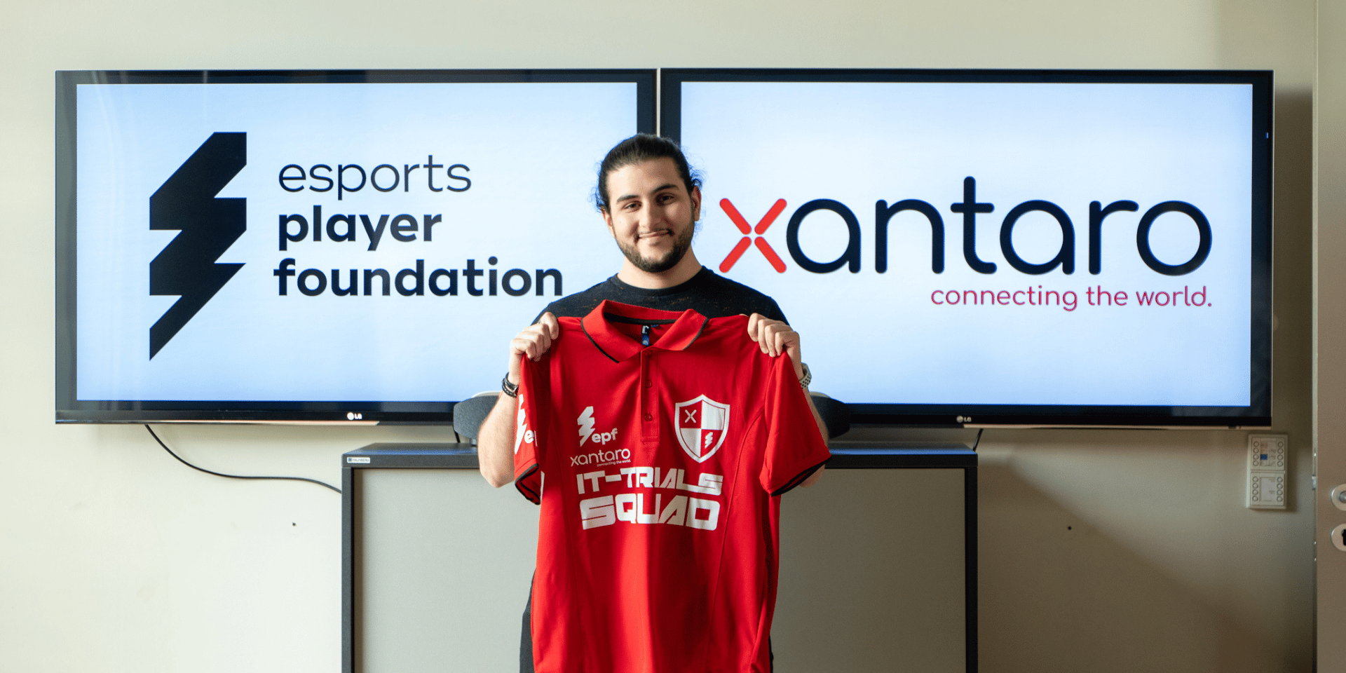 Xantaro und esports player foundation als Logos im Hintegrund, im Vordergrun das Xantaro IT-Trials Esports Talent Aria mit dem Esports Xantaro Trikot.