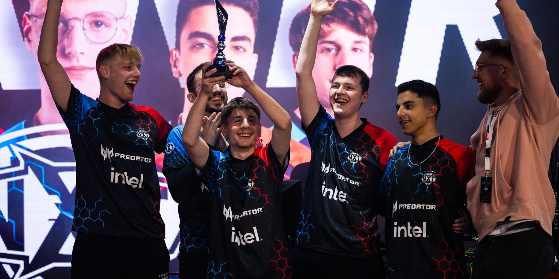 XPERION NXT CS2 Das XPERION NXT CS2 Team hält einen Pokal in die Höhe - 5 Spieler und ein Manager reißen die Hände in die Höhe und sind froh über ihren Sieg