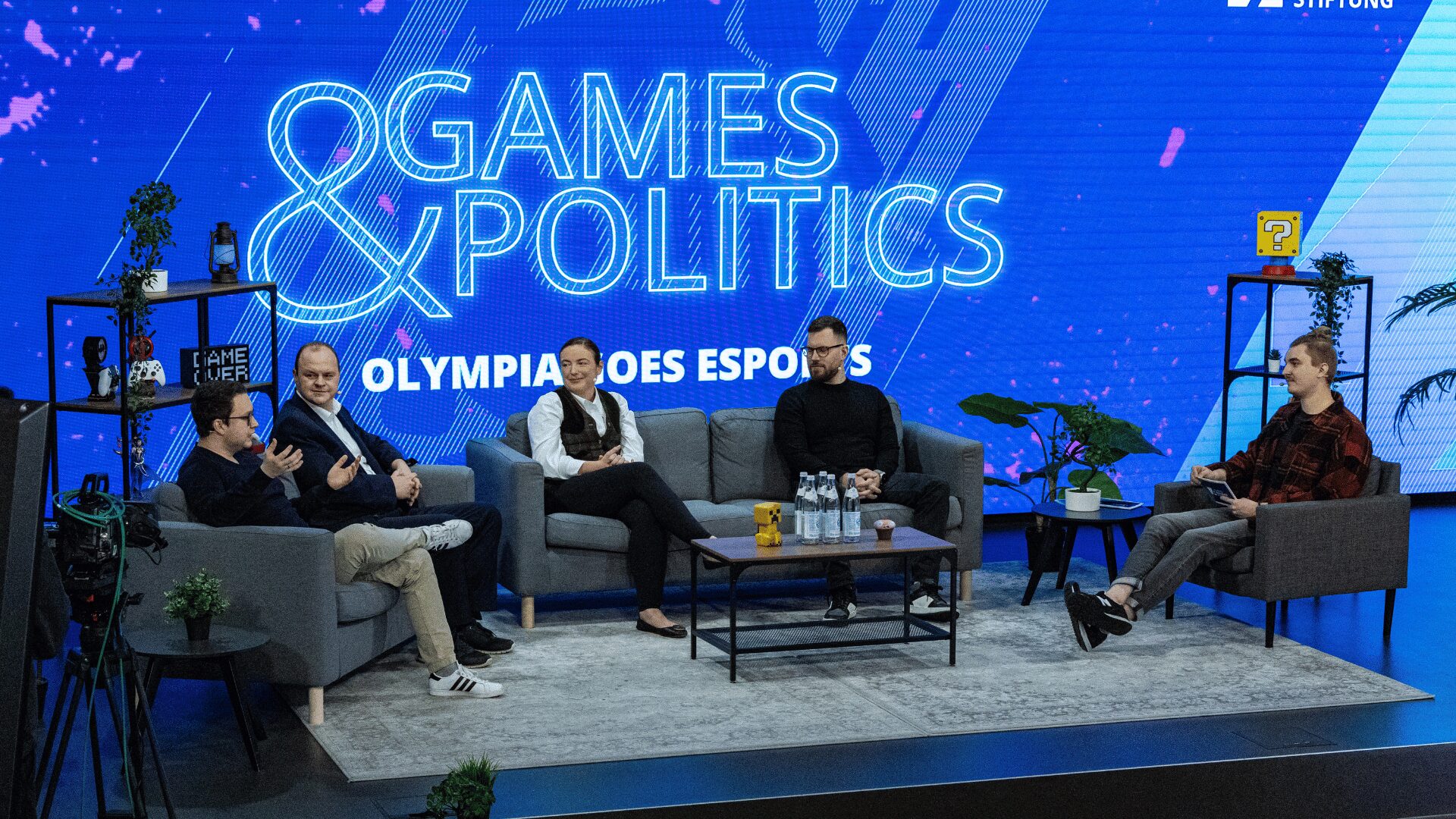 Die Gäste von Games and Politics, Olympia goes Esports diskutieren auf der Bühne im XPERION Berlin aktuelle Themen rund um Esports, Olympia und Saudi-Arabien