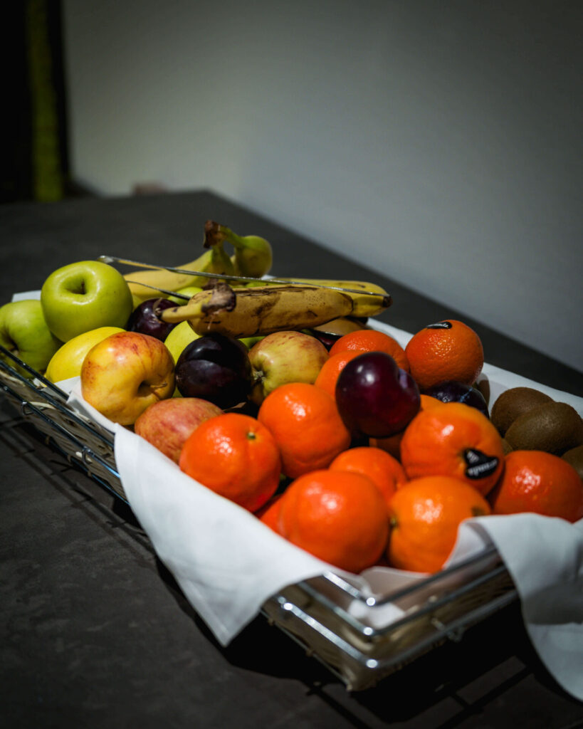 Ein Buffetkorb mit Äpfeln, Bananen, Birnen & Mandarinen