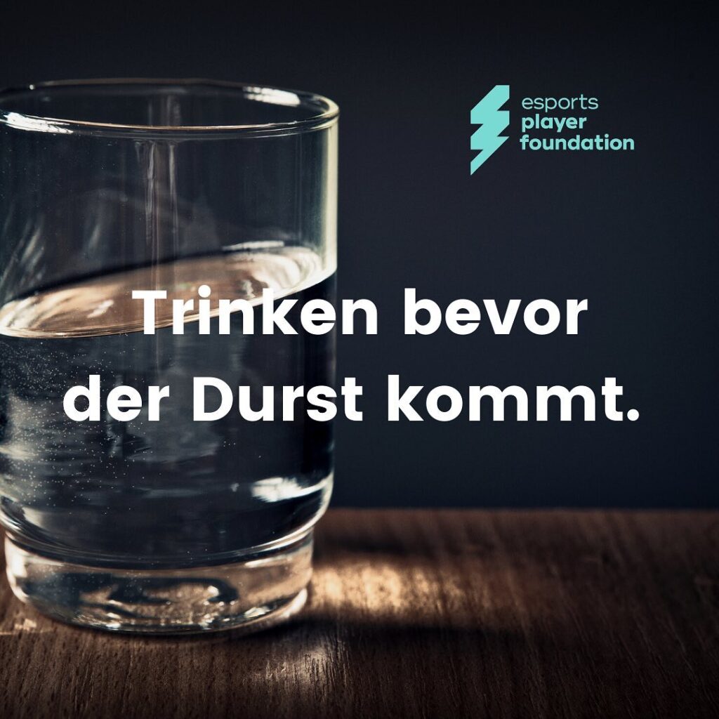 Ein Glas Wasser ist in Bewegung - plakativ steht der Schriftzug: Trinken bevor der durst kommt davor.