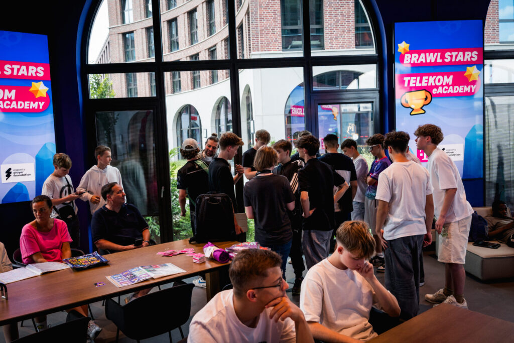 Meet & Greet während der Telekom eAcademy - viele Gäste & Nachwuchstalente erfreuten sich über prominente Gäste und baten um Autogramme