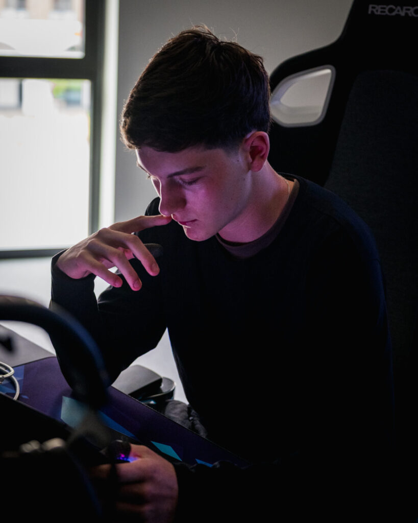 Spieler, der auf sein Ipad schaut